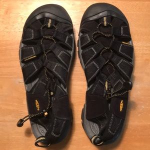 Men’s Keen shoes size 10